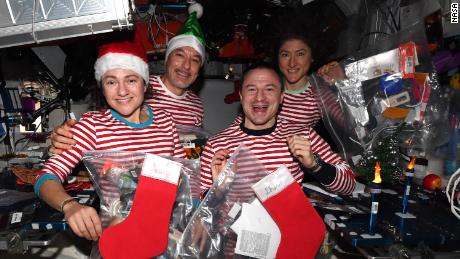 (Da sinistra) Meir, Parmitano, Morgan e Koch festeggiano il Natale nello spazio - in pigiama abbinato.