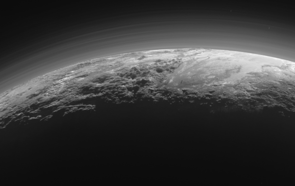 L’atmosfera di Plutone è nebbiosa come Titano, ma per una ragione diversa