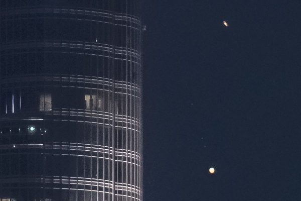 Giove e Saturno scendono sull’edificio più alto del mondo in un video epico intitolato “A Great Coupling”.