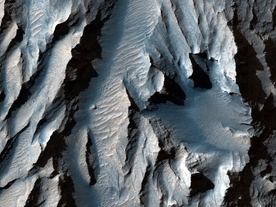 Il Tithonium Chasma (parte delle Valles Marineris di Marte) è stato tagliato con linee diagonali di sedimenti che potrebbero indicare antichi cicli di congelamento e scongelamento, secondo WordsSideKick.com.