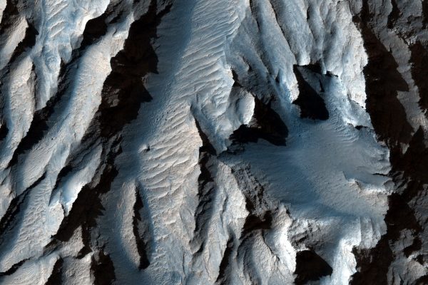 La NASA afferma che le nuove immagini rivelano un’enorme valle su Marte, la più grande del sistema solare
