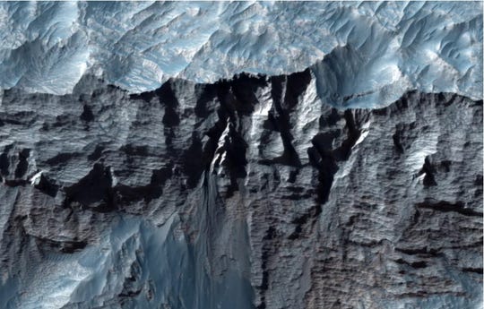 Vista ravvicinata della Valles Marineris su Marte, la più grande valle del sistema solare.